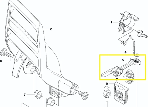 Dźwignia ssania pilarki Husqvarna 570,576XP, wykonana z niebieskiego plastiku. Produkt widoczny z boku, w pozycji leżącej. Ma prosty kształt z wyprofilowanym uchwytem oraz wypustkami. Na schemacie zaznaczona na żółto.