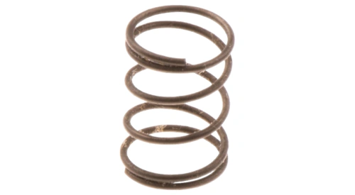 Sprężyna pompy oleju do pilarki 365, 570 i innych. Spiralna, metalowa. Zdjęcie na białym, jednolitym tle.