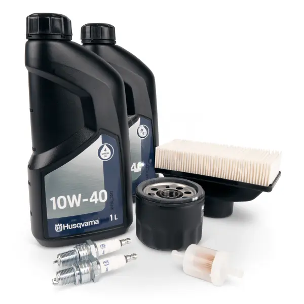 zestaw serwisowy do silnika Kawasaki FR 600V, w zestawie znajduje się filtr oleju, filtr powietrza, filtr paliwa, 2 świece zapłonowe  a także 2 oleje 10W40 . Wszystkie wymienione części widoczne są na zdjęciu.