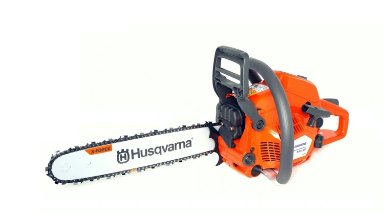 Pilarka Husqvarna 543XP z pomarańczową obudową, metalowym łańcuchem i prowadnicą, z ergonomiczną rączką i ostrogą. Produkt stoi na tle, ukazując detale mechanizmu i mocowania.