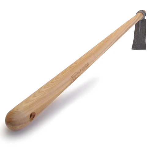 Motyka leśna kuta, 1-stronna, z drewnianym, jesionowym styliskiem długości 130 cm. Ostrze metalowe, w kolorze ciemnoszarym, przytwierdzone do styliska metalowym mocowaniem. Produkt leży na jednolitym tle, widoczny w całości.