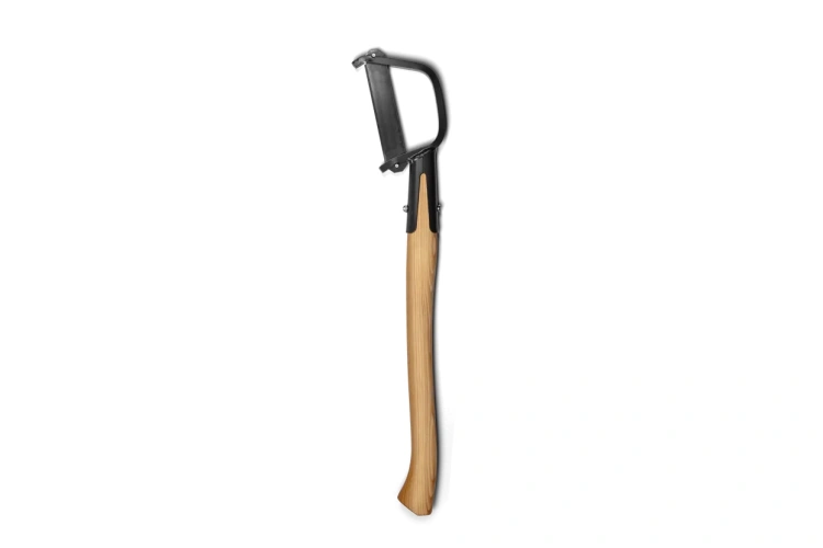 Karczownik Husqvarna o wadze 1kg z charakterystycznym dwustronnym czarnym ostrzem i uchwycie drewnianym. Produkt przedstawiony jest w pozycji pionowej, ukazującym jego wygląd rzeczywisty i detale ostrza. Tło białe, co podkreśla wyrazistoźć narzędzia.