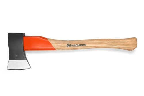 Siekiera do rozłupywania 1,25 kg Husqvarna z drewnianym uchwytem i ostrzem w kolorze czarnym, w pozycji leżącej. Widoczna logotyp Husqvarna na uchwycie, osłonka ochronna na ostrzu. Ujęcie frontalne, na białym tle.