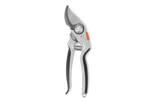 Sekator Husqvarna z ergonomicznym szaro-stalowym uchwytem, ostrzem ze stali i widocznym mechanizmem sprężynowym po boku. Przedmiot jest na białym tle w pionowej pozycji.