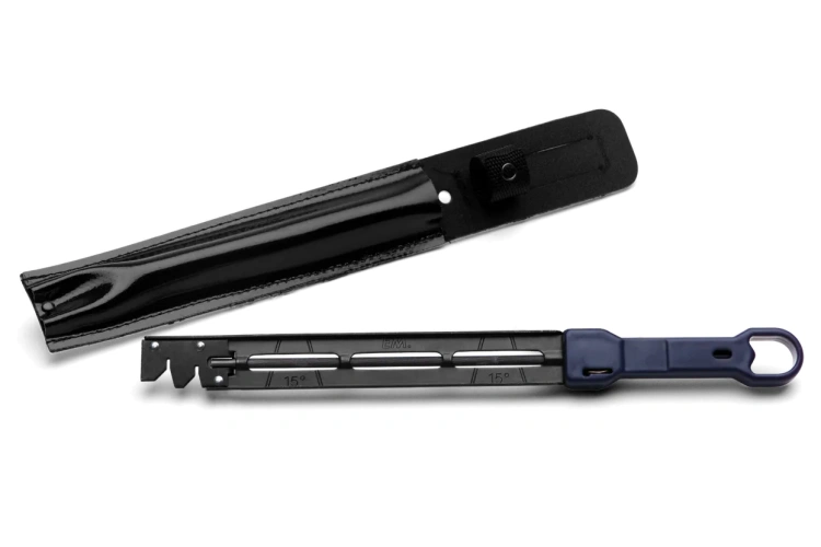 Futerał na pilnik  HUSQVARNA wykonany z tworzywa, z wyraźnie widocznymi rowkami, ułożony pod kątem. Przeznaczony do zabezpieczenia pilnika. Idealny do użycia w narzędziach ogrodowych i rzemieślniczych.