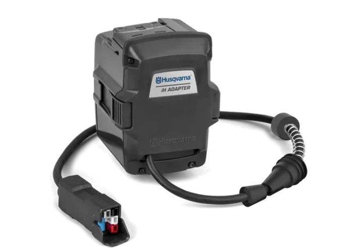 adapter akumulatora Husqvarna, adapter w kolorze czarnym z widocznym logo Husqvarna, na jasnym tle z widocznym przewodem,