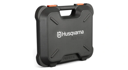skrzynka na minipilarkę Aspire Husqvarna, szara na jasnym tle, pomarańczowe zatrzaski, na froncie widoczne logo Husqvarna,