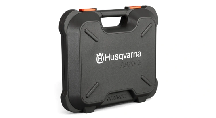skrzynka na minipilarkę Aspire Husqvarna, szara na jasnym tle, pomarańczowe zatrzaski, na froncie widoczne logo Husqvarna,