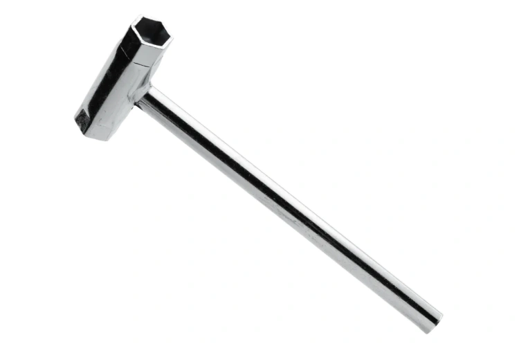 Klucz serwisowy, metaliczny, o kształcie litery T, ukazany z przodu na białym tle. Produkt jest prosty, z długim uchwytem i końcówką odwróconą do ściany, bez widocznych napisów. Idealny do użycia w pilarkach spalinowych.