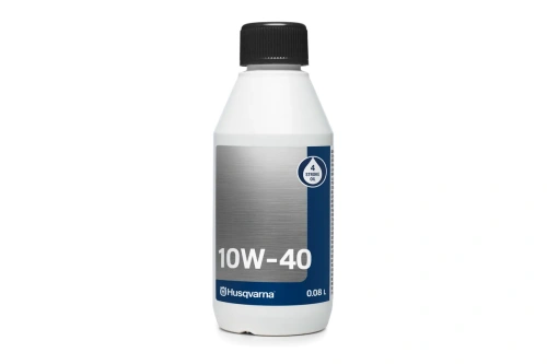 Olej do silników czterosuwowych 10W40 0,08L w plastikowej butelce o ergonomicznej formie i szaro-białym kolorze. Etykieta z niebieskim tle, widocznym napisem 4 STROKE OIL oraz oznaczeniem 10W-40. Butelka w pozycji stojącej, z zakrętką na górze.