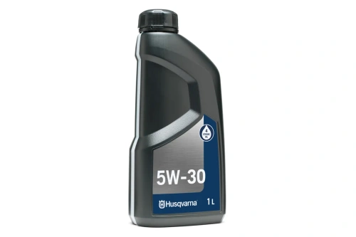 Butelka oleju 5W30 Husqvarna o pojemności 1 L, stojąca na jednolitym tle. Czarna, plastikowa obudowa z wyprofilowanym uchwytem, oznaczenia w kolorze białym i niebieskim. Widoczne logo Husqvarna.