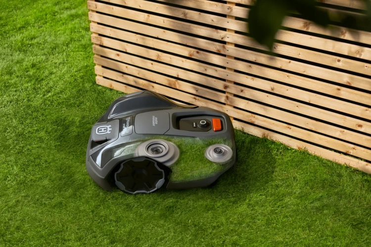Automower® 305E NERA, robot koszący Husqvarna, w kolorze grafitowym. W przekroju robota pokazana jest technologia Edge Cut która ukazuje z jaką dokładnością robot koszący pracuje.