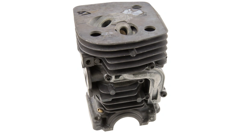 Cylinder pilarki Husqvarna 455 e-series Rancher z metalowym korpusem w odcieniu szaro-srebrnym i sześcioma żeberkami chłodzącymi. Produkt leży płasko na białym tle, ukazując detale konstrukcji.