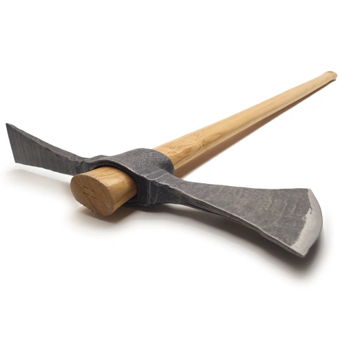 Siekiero-motyka ogrodowa kuta Krumpholz z drewnianym styliskiem o długości 105 cm. Produkt widoczny z góry, ze stali węglowej i prostym uchwytem. Na drewnie napisy z nazwą producenta. Narzędzie do uprawy, szczególnie użyteczne w ogrodzie.