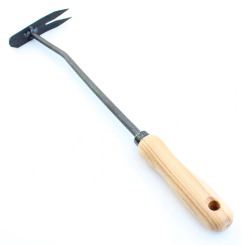 Ręczne narzędzie do pielenia "Berner" Krumpholz z metalowym, prostym 2-ostrzowym i drewnianą, ergonomicznie wyprofilowaną rączką. Ujęcie z boku, ukazuje całą długość narzędzia. Widoczne logo Krumpholz na rączce.