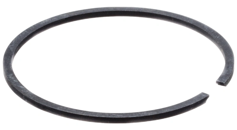 Pierścień tłoka pilarki Husqvarna 455 e-series Rancher, czarny, okrągły element metalowy. Widok z boku, leżący na białym tle, z wyraźnymi krawędziami. Wymiary nieokreślone, brak dodatkowych ozdób lub napisów.