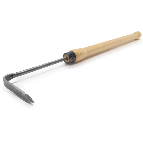 Narzędzie do pielenia Krumpholz z metalowym, matowo-czarnym ostrzem i drewnianą, jasną rączką. Ujęcie z boku, stojące. Widoczne logo na rączce. Idealne do pielęgnacji ogrodów, funkcjonalne i ergonomiczne.