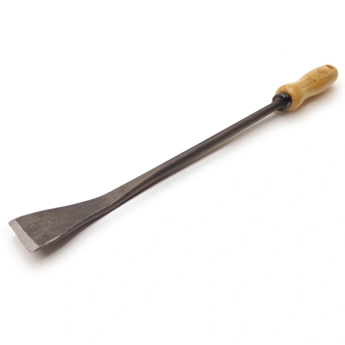 Narzędzie do pielenia „Unkrautstecher”z uchwytem jesionowym 14 cm Krumpholz z metalowym, matowo-czarnym ostrzem i drewnianą, jasną rączką. Ujęcie z boku, stojące. Widoczne logo na rączce. Idealne do pielęgnacji ogrodów, funkcjonalne i ergonomiczne.