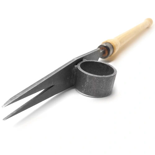 Wycinak do chwastów z jesionowym uchwytem guzikowym 48 cm Krumpholz. Ujęcie z boku, stojące. Widoczne logo na rączce. Idealne do pielęgnacji ogrodów, funkcjonalne i ergonomiczne.