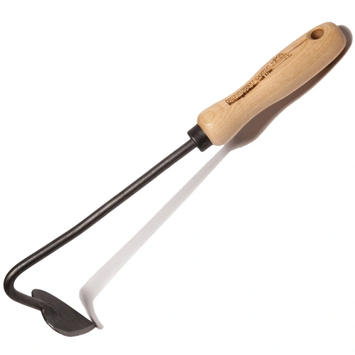 Motyka sercowa 55mm Krumpholz z metalowym, czarnym ostrzem i drewnianą rączką w kształcie ergonomicznym. Produkt ukazany z boku na białym tle, prezentujący wygodne uchwycenie. Narzędzie ogrodnicze do precyzyjnego pielęgnowania roślin.
