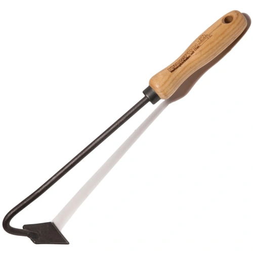 Motyka kanciasta 40mm Krumpholz z metalowym, czarnym ostrzem i drewnianą rączką w kształcie ergonomicznym. Produkt ukazany z boku na białym tle, prezentujący wygodne uchwycenie. Narzędzie ogrodnicze do precyzyjnego pielęgnowania roślin.
