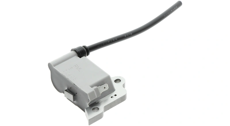 Moduł zapłonowy do pilarki Husqvarna T425, kolor szary z elementami metalowymi. Ujęcie z boku, leżący, z przewodem elektrycznym. Widoczny mechanizm mocujący oraz otwory montażowe. Tło białe, proste.