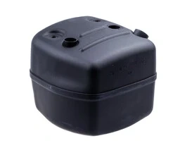 Zespół tłumika pilarki HusqvarnaT425 w czarnym kolorze z metalową klapą u góry. Produkt widoczny na tle białym, leży na boku. W widocznym miejscu dwa metalowe mocowania. Kształt prostokątny, z wyraźnymi liniami i fakturą.