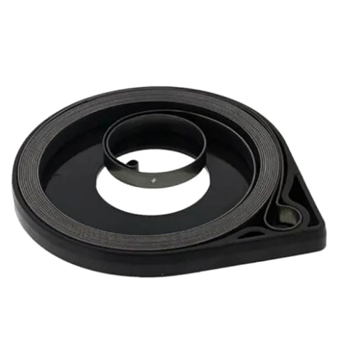 Sprężyna rozrusznika pilarki T425 Husqvarna, czarna na jasnym tle, widoczne zwoje i drobne elementy sprężyny,