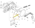 Śruba napinacza 543 XP Husqvarna, metalowa, prostokątna, umieszczona w centralnej części grafiki. Widoczne detale mocowań. Produkt w stanie nowym, na schemacie części, otoczony innymi elementami maszyny. Biała, prosta grafika na neutralnym tle.
