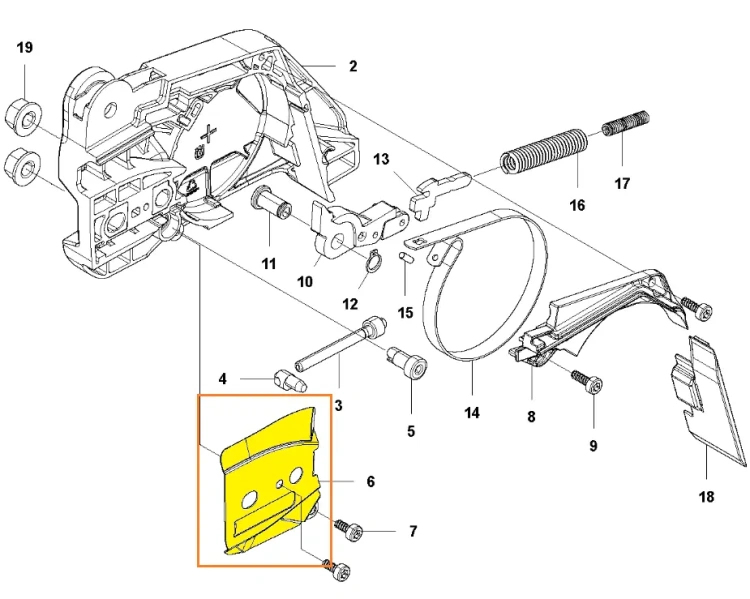 Osłona karteru pilarki Husqvarna 543 XP, wykonana z tworzywa sztucznego, w kolorze czarnym z widocznymi szczelinami. Ujęcie w zbliżeniu, ukazujące detale mocowania oraz kształt. Element nowy, leżący na białym tle. zdjęcie schematu,