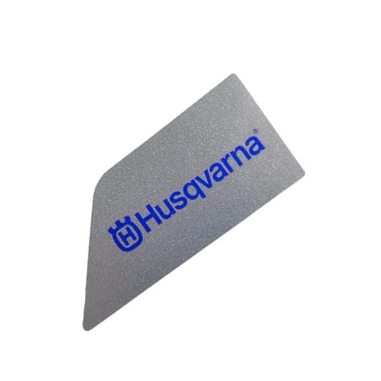 Naklejka pilarki 543 XP Husqvarna. Widoczne logo Husqvarna,  ułożona na jednolitym tle, ostre rogi, ścięta z jednaj strony,