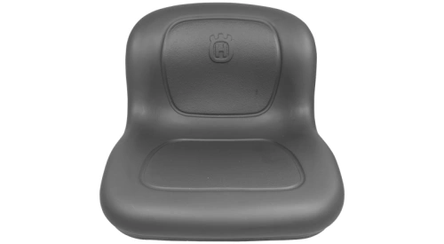 Czarny fotel traktora TC 242T, wykonany z trwałego materiału plastikowego, o zaokrąglonej konstrukcji. Widok z przodu, ukazujący ergonomiczne wyprofilowanie siedziska. Gładka powierzchnia, na froncie logo Husqvarna.