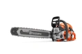 Pilarka Husqvarna 564XP w kolorze pomarańczowym z metalową prowadnicą o długości około 45 cm. Z boku uchwyt z ergonomiczną rękojeścią. Widoczne logo Husqvarna na obudowie. Ujęcie z boku, produkt umieszczony na jednolitym tle.