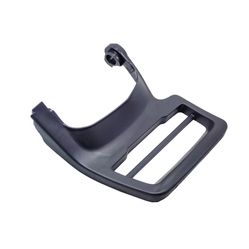 Dźwignia hamulca pilarki 543 XP Husqvarna w odcieniu szarości. Produkt widoczny z góry, leżący. Element z wystającą końcówką do mocowania. Dostrzegalne wycięcia wzdłużnej części. Materiał plastikowy, gładki. Brak oznaczeń i napisów.