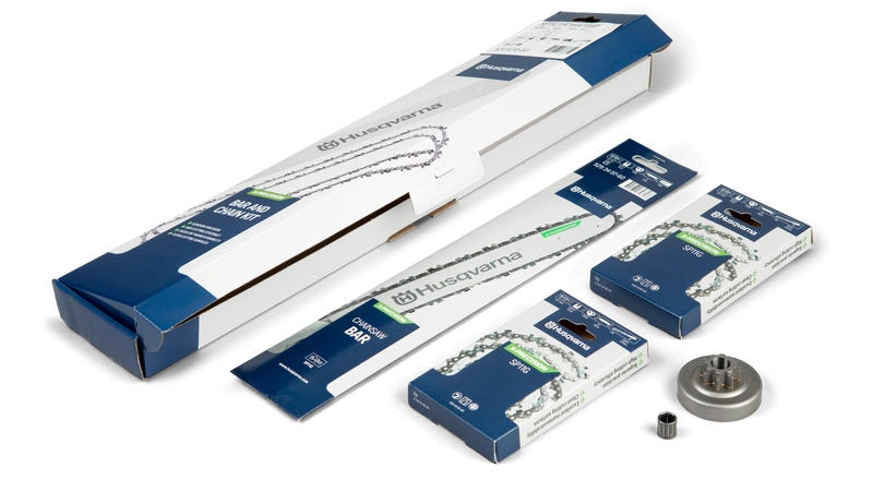 Zestaw zawiera prowadnicę o długości 10 cali, z przekrojem 1/4/1,1mm oraz dwa łańcuchy i bęben sprzęgła, opakowanie biało-niebieskie z napisami i widocznym logo Husqvarna,