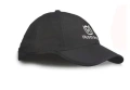 Czarna czapka z daszkiem. Z przodu widoczne białe haftowane logo Husqvarna . Stojąca, ukazuje fakturę materiału i kształt. Idealna do zestawu prezentowego.