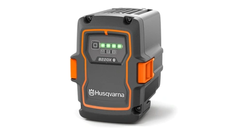 Akumulator Husqvarna 40-B220X w kolorze czarnym z pomarańczowymi akcentami, prostokątny kształt, widoczny wskaźnik naładowania z czterema diodami. Produkt prezentowany z boku na jednolitym tle. Idealny do zastosowań w elektronarzędziach.