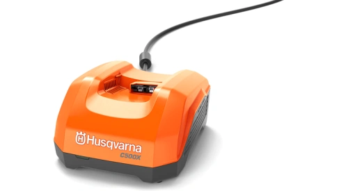 Ładowarka do akumulatorów 40-C500X w pomarańczowej obudowie z szarym spodem, z widocznymi diodami LED na górze. Produkt stoi na jednolitym tle.