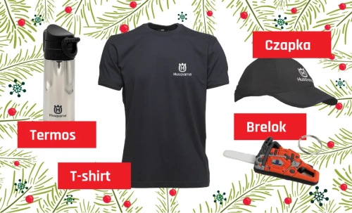 Zestaw prezentowy Husqvarna składa się z czapki w kolorze czarnym z logo oraz koszulki Husqvarna, w zestawie znajduje się również brelok na klucze. Produkty są ułożone na jasnym tle z dekoracjami świątecznymi.