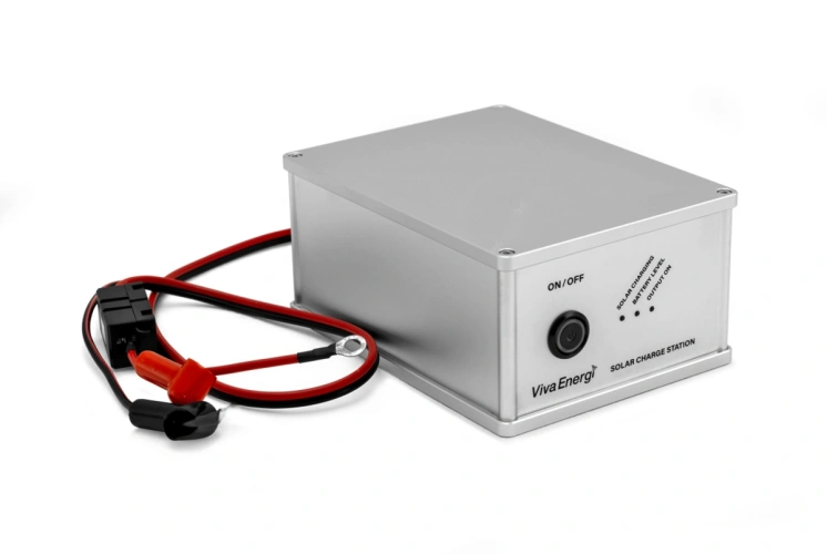 Jednostka sterująca ładowarki  Husqvarna automower, srebrna konstrukcja z widocznymi kablami. Ukazana pod kątem, w kształcie bryły prostopadłościanu.