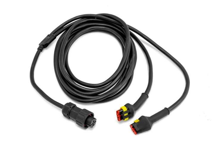 Okablowanie w kolorze czarnym z  częścią frontową, widok z góry. Na panelu sterującym znajdują się poziome diody LED. Kabel z wtyczką widoczny z boku. Produkt leży poziomo na prostym tle.