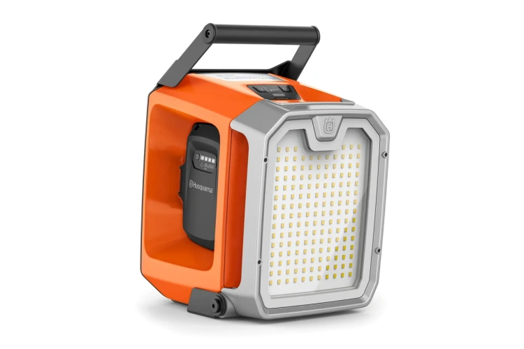 Przenośna lampa Husqvarna WL 8i , pomarańczowa, prostokątna, z diodami LED,  uchwyt do przenoszenia lampy widoczny na górze. Przeznaczony do narzędzi elektronicznych.
