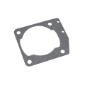 Uszczelka cylindra pilarki Husqvarna 543 XP w szarym kolorze, o kształcie prostokątnym z okrągłym otworem pośrodku. Widoczne cztery otwory na mocowanie. Zbliżenie na detal produktu, położony na białym tle.