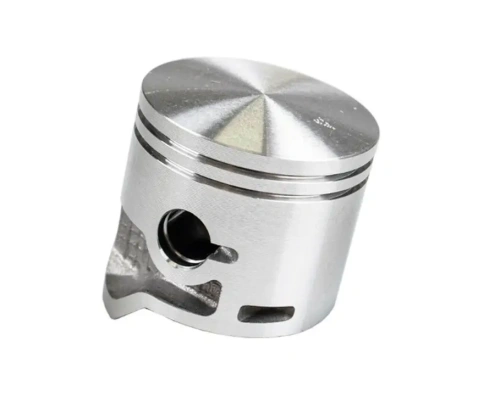 Tłok pilarki Husqvarna 543 XP w kolorze srebrnym, metalowy, o cylindrycznej formie. Widoczne rowki i otwory, podkreślające funkcjonalność. Ujęcie z przodu, pokazujące detal oraz gładką powierzchnię, na jednolitym tle. Bez dodatkowych elementów.