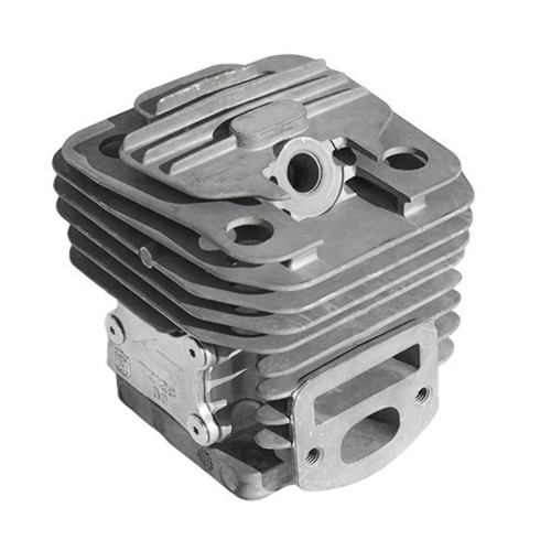 Cylinder pilarki Husqvarna 543 XP z metalowym korpusem w odcieniu szaro-srebrnym i żeberkami chłodzącymi. Produkt leży płasko na białym tle, ukazując detale konstrukcji.