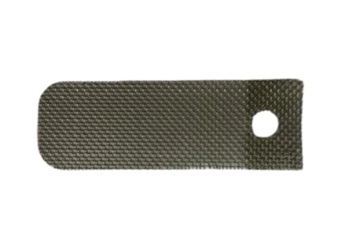 Metalowy, srebrny ekran przeciwiskrowy do pilarek Husqvarna 543 XP, z siatkową fakturą, otworem montażowym. Leży na białym tle, gotowy do montażu.