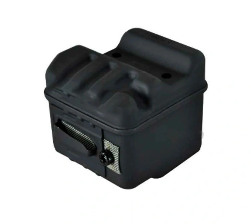 Tłumik pilarki Husqvarna 543 XP, 543 XP G, w czarnym kolorze. Produkt widoczny na tle białym, leży na boku. W widocznym miejscu dwa metalowe mocowania. Kształt prostokątny, z wyraźnymi liniami i fakturą.