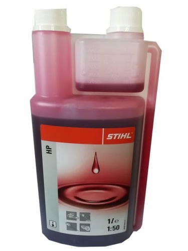 Olej do paliwa Stihl HP 1L, różowe przezroczyste opakowanie z podziałką, etykieta z logo, rozcieńczenie 1:50. Zamknięty, dwa zakrętki ułatwiają dozowanie.