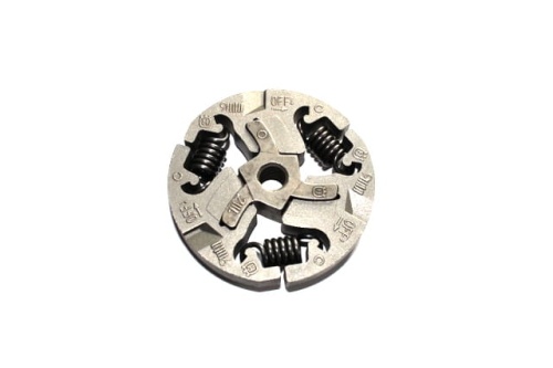 Sprzęgło do pilarki 357/359 Husqvarna, okrągłe, metalowe, z widocznymi sprężynami i oznaczeniami ON oraz OFF. Widok frontalny, eksponujący szczegóły konstrukcji. Produkt leży na białym tle.