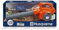 Dmuchawa do liści Husqvarna - pomarańczowa zabawka dziecięca z szarym wylotem. Opakowanie niebieskie z grafiką lasu, napis „Husqvarna Leaf Blower” i ostrzeżeniem bezpieczeństwa, widok frontalny.
